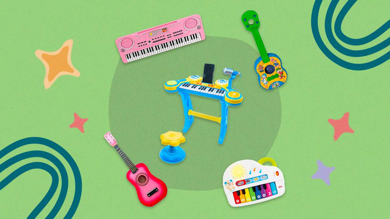 teclados, violões e piano, todos de brinquedo, posicionados em um fundo com ilustrações coloridas