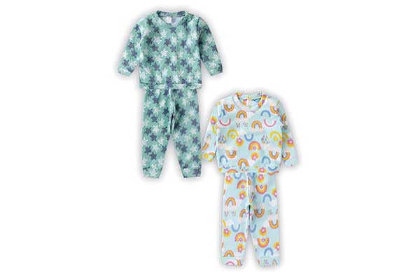 dois pijamas infantis estampados, formados por calça e blusa de manga comprida, lado a lado