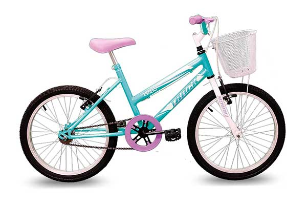 bicicleta azul com detalhes em rosa, sem rodinha e com uma cestinha na parte da frente