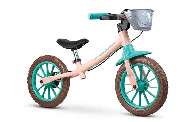bicicleta sem rodinhas, rosa com detalhes em azul e cestinha na parte da frente