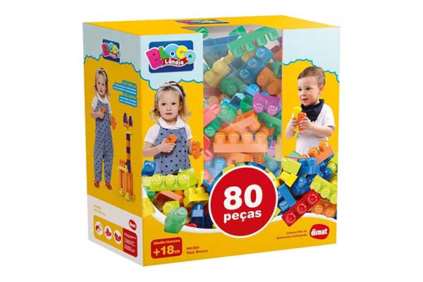 caixa de papelão cheia de blocos plásticos e com imagens de crianças brincando com blocos
