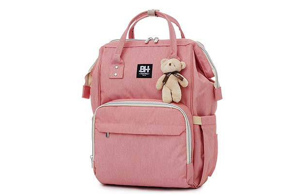 mochila retangular com alça na parte de cima e alguns compartimentos. Tem um chaveiro de urso na parte da frente