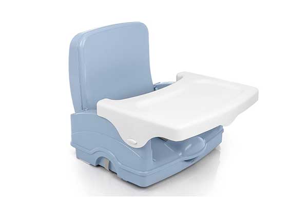cadeira de alimentação pequena e com mesa acoplada na parte da frente