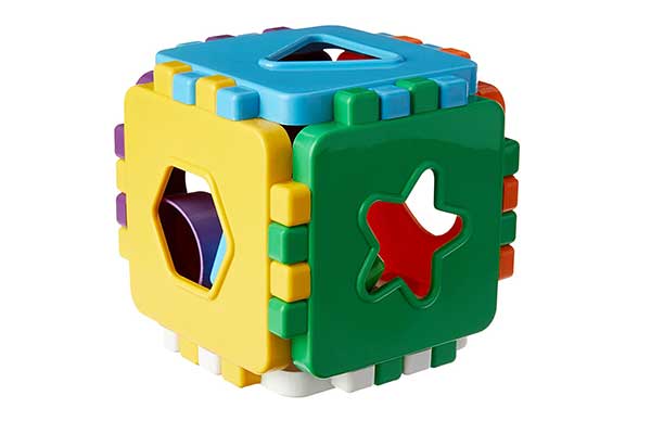 Cubo-Baby-Educativo-Kendy cubo plástico e todo colorido com buracos no formato de formas geométricas como triângulo e estrela