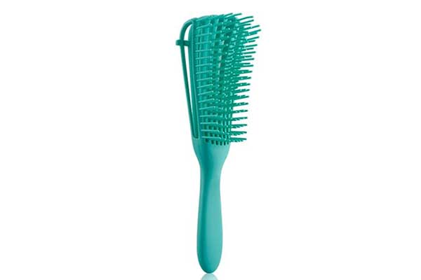 escova de cabelo plástica com cabo longo e formato de cerdas triangular