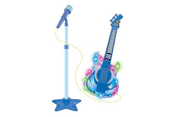 de um lado, microfone de brinquedo em um pedestal. De outros, uma guitarra de brinquedo