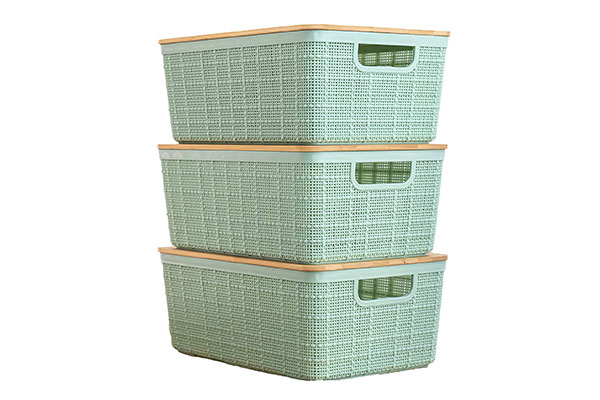 três caixas plásticas verdes com tampa de bambu colocadas uma sobre a outra