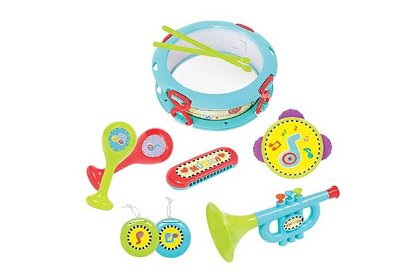 instrumentos plásticos de brinquedo lado a lado: tambor, maracas, corneta, pandeiro, gaita e castanholas