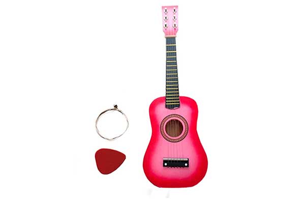 violão colorido para crianças ao lado de cordas enroladas e de uma palheta