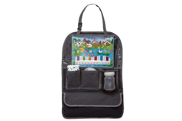 Organizador-para-carro-Buba organizador para carros em formato de maleta. Aberto e com produtos infantis dentro dos compartimentos. Acima, tem um tablet infantil em um bolso