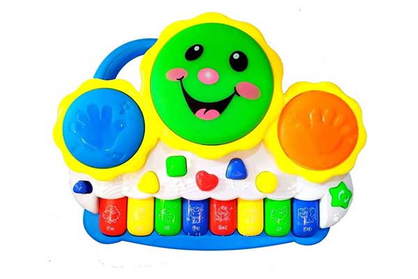 piano plástico infantil com estrutura em formato de sol na parte de cima e teclas coloridas abaixo