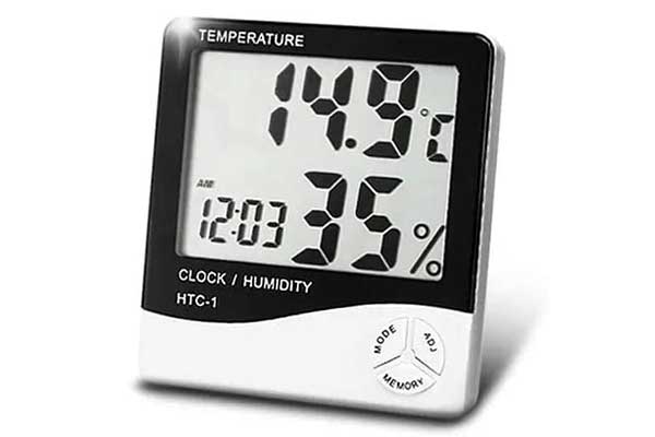 monitor quadrado onde estão vários números, que se referem, por exemplo, às horas e à temperatura