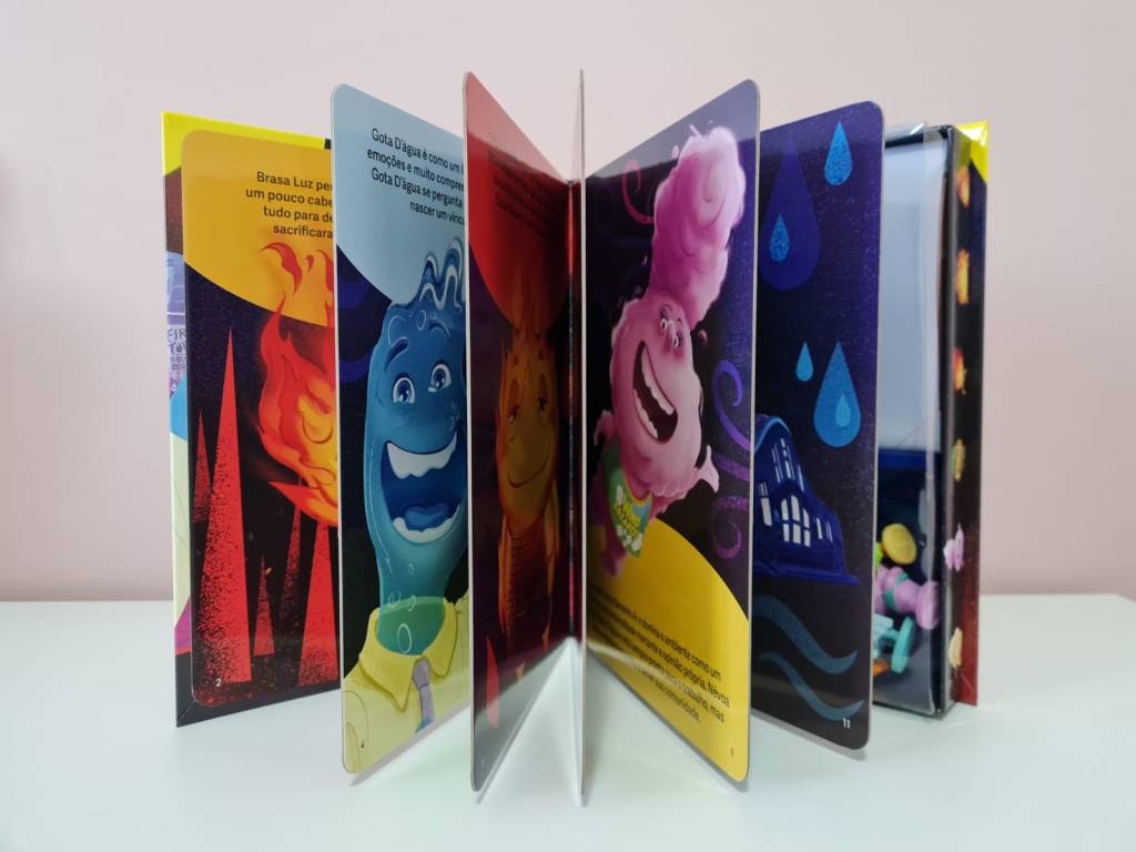 livro elementos disney Livro do livro elementos em pé e aberto sobre a mesa
