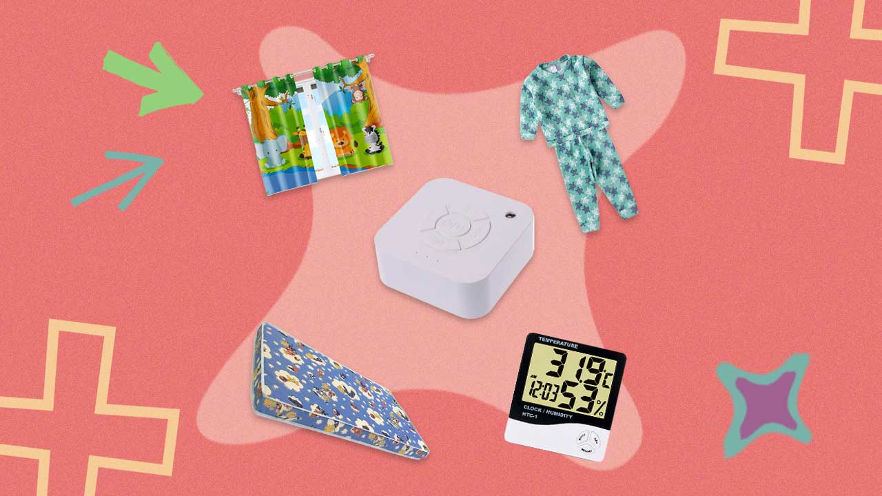 cortina, colchão infantil, máquina de ruído branco, pijama e termômetro dispostos em um fundo colorido