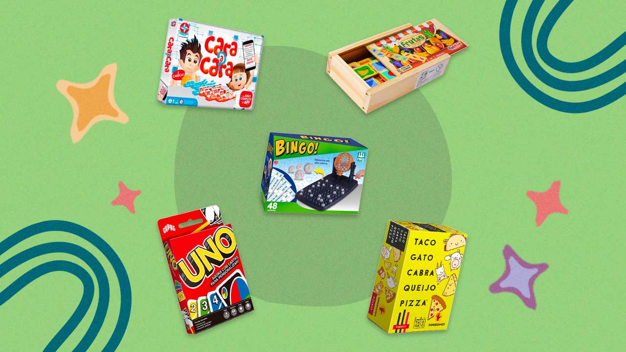 caixas de jogos dispostas em um fundo colorido