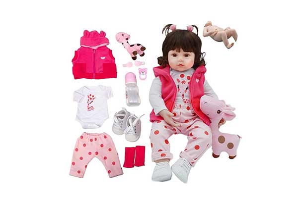 roupas e brinquedos de boneca ao lado de uma boneca com feições realistas