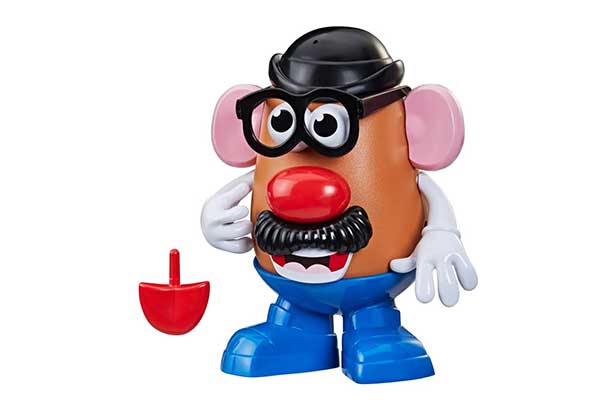boneco plástico cuja cabeça remete a uma batata. Ele usa óculos e tem partes, como nariz, bigode e chapéu, removíveis