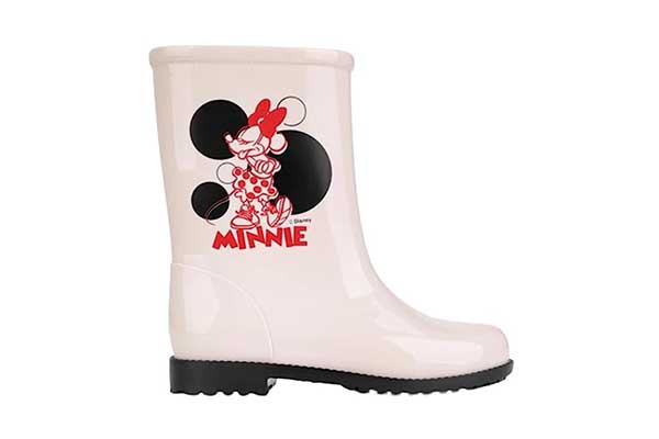 um pé de uma bota infantil plástica com o desenho da Minnie no cano
