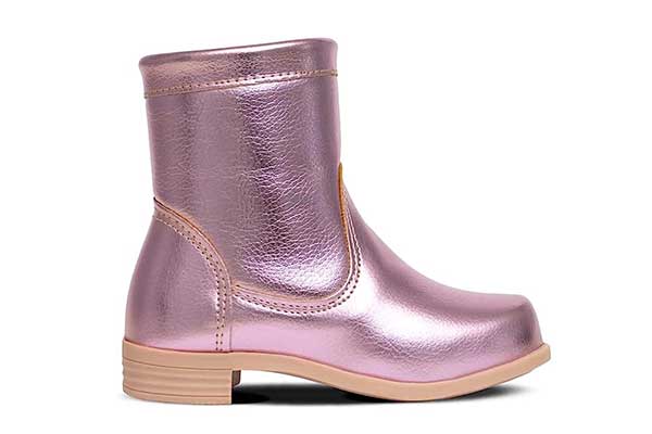 um pé de uma bota cor de rosa infantil de cano médio