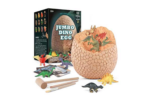 peça que simula um ovo de dinossauro aberto, com dinossauros dentro e na parte de fora. Pecinha para fazer escavação também estão ao lado dele