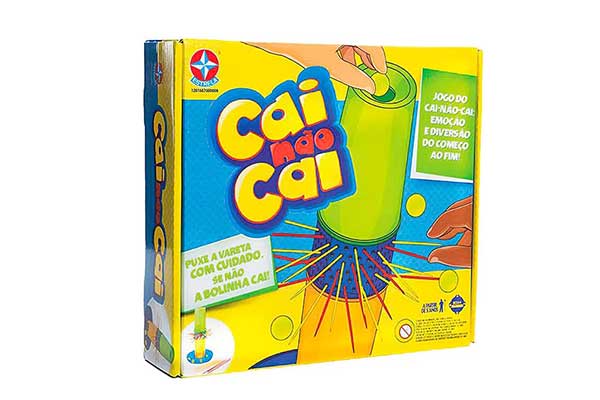 caixa de papel do jogo Cai Não Cai, com ilustração de uma torre plástica com palitos finos colocados transversalmente nela