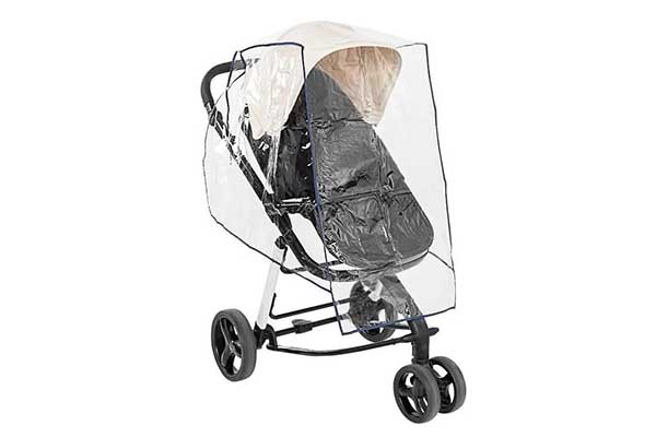 carrinho de bebê com uma capa de chuva plástica transparente sobre ele
