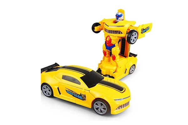 carrinho de brinquedo embaixo e robô formado por esse mesmo carrinho na parte de cima