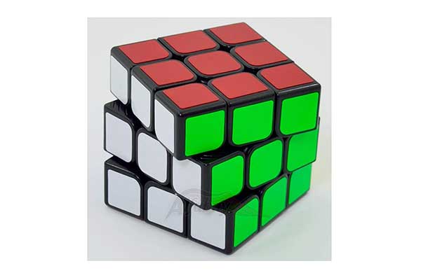 cubo plástico formado por vários pequenos quadrados coloridos. É composto por três estruturas que se movem para os lados