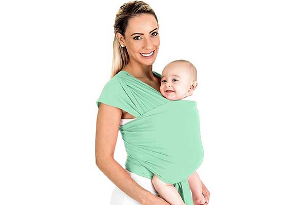 Dry-Fit-Canguru mulher segurando um bebê em um sling, um pedaço grande de tecido enrolado no corpo dela e da criança