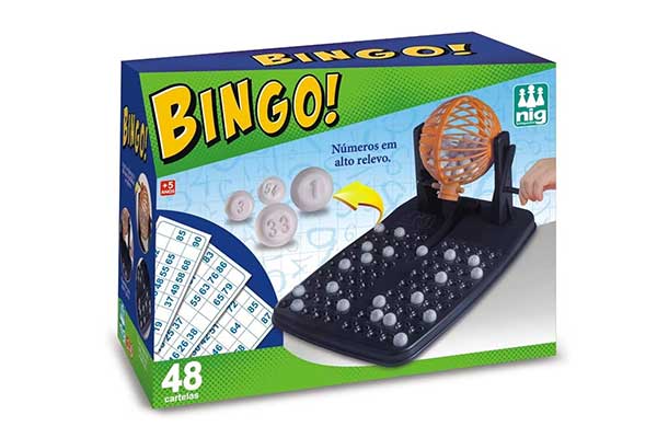 caixa de papelão do jogo Bingo, com o desenho de cartelas e da tabela preenchida com bolinhas dos números chamados
