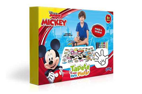 caixa de papel colorida que mostra uma criança pintando um tapete com estampa dos personagens da Disney