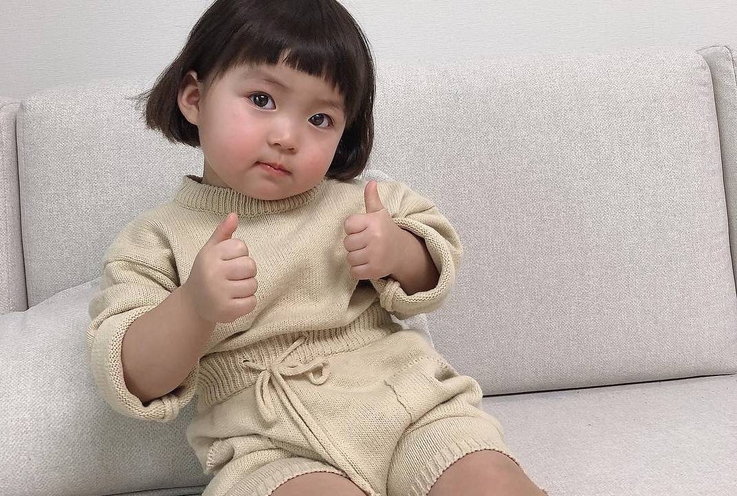 Rohee bebê coreana das figurinhas acenando para foto