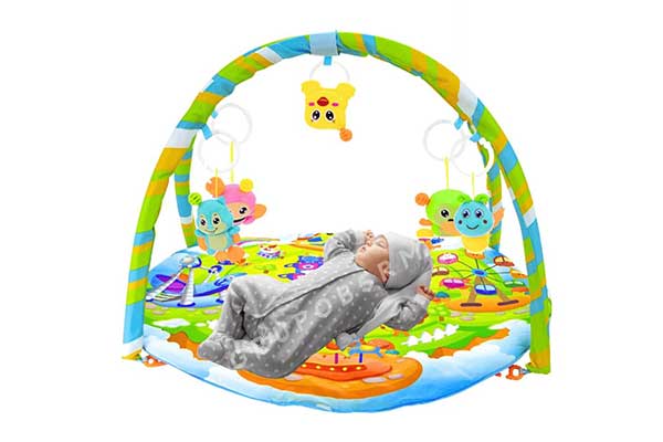Tapete-de-atividades-bebê,-Caycoin bebê deitado em um tapete de atividades colorido e com arco cheio de brinquedos pendurados