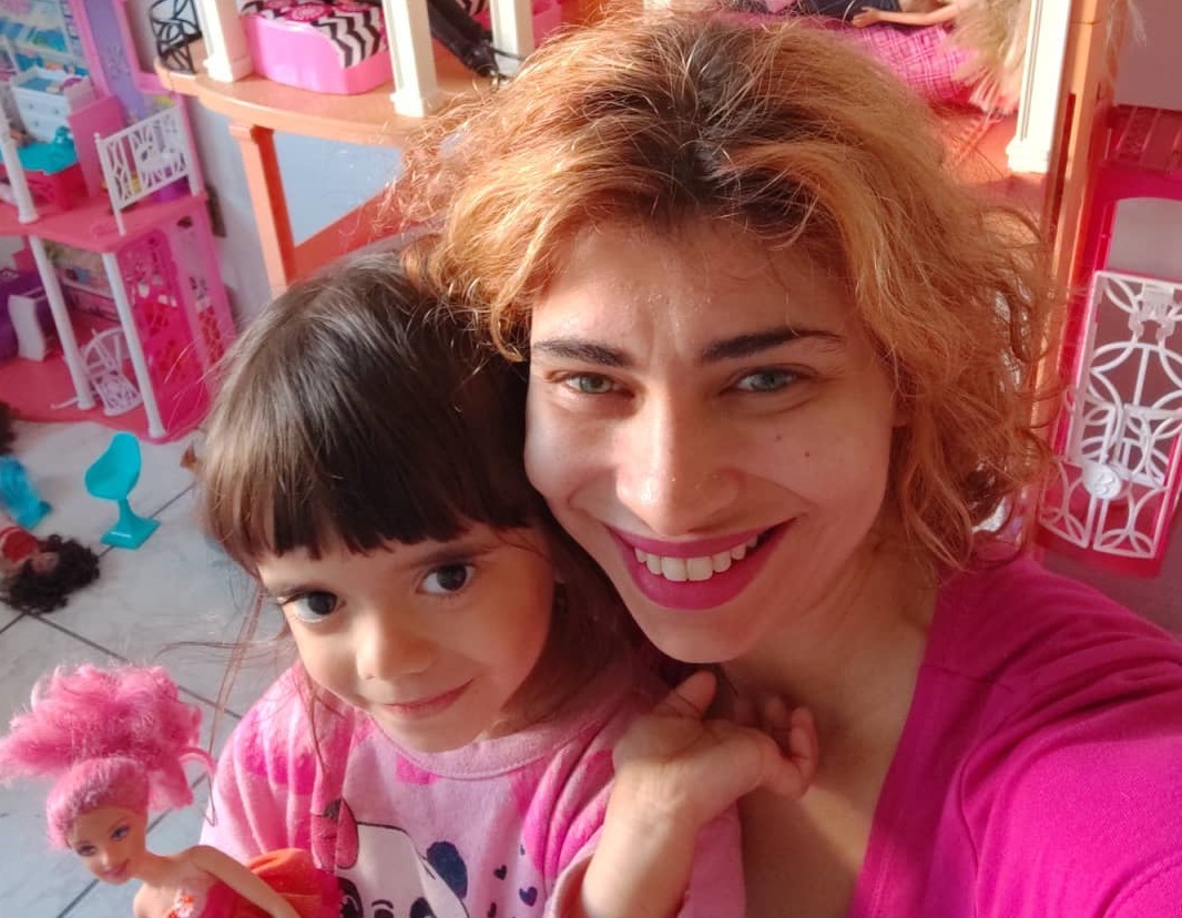 Roberta Costa Brandão e sua filha chamada Barbie