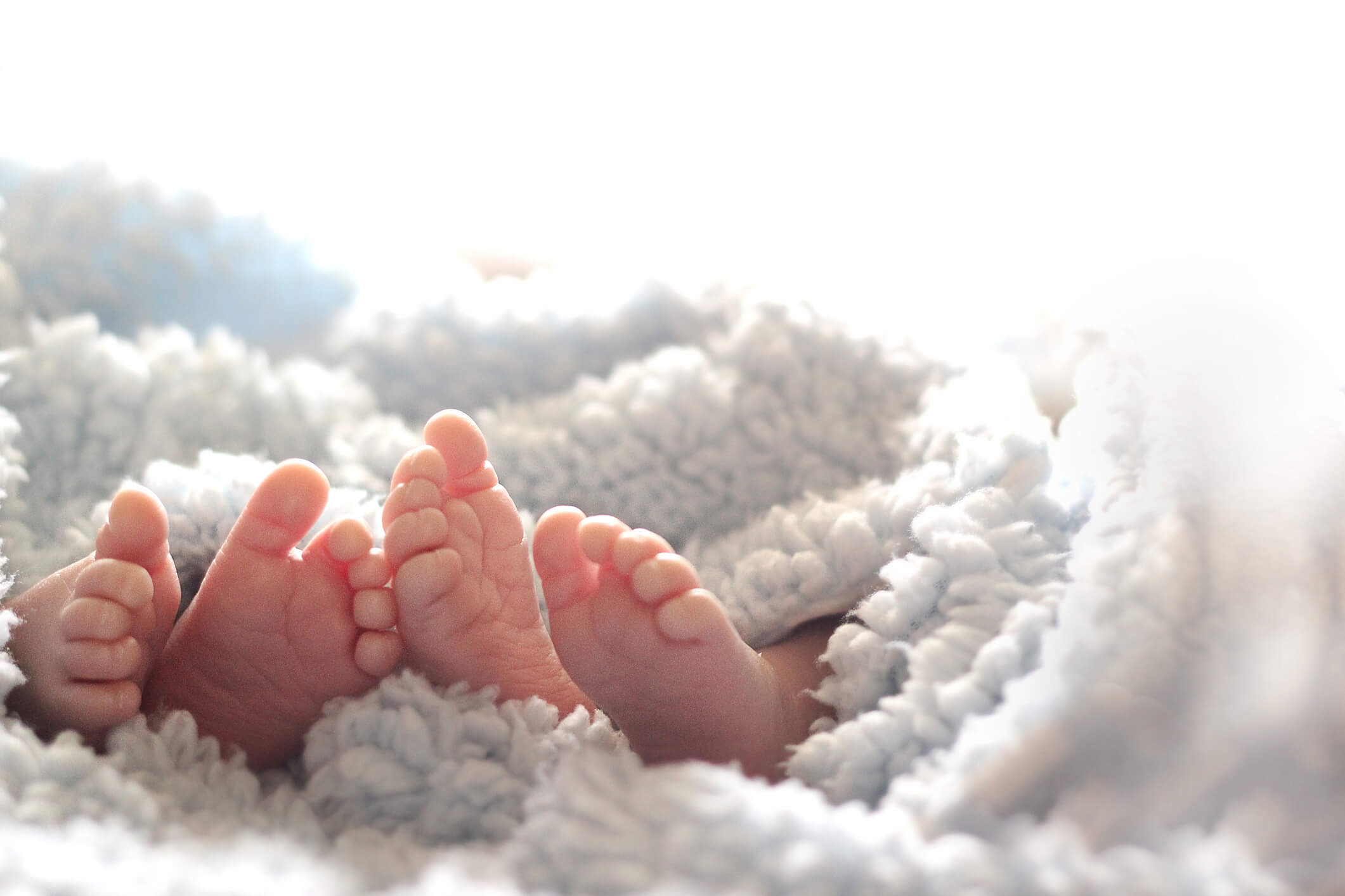Dois parzinhos de pés de bebês recém-nascidos.