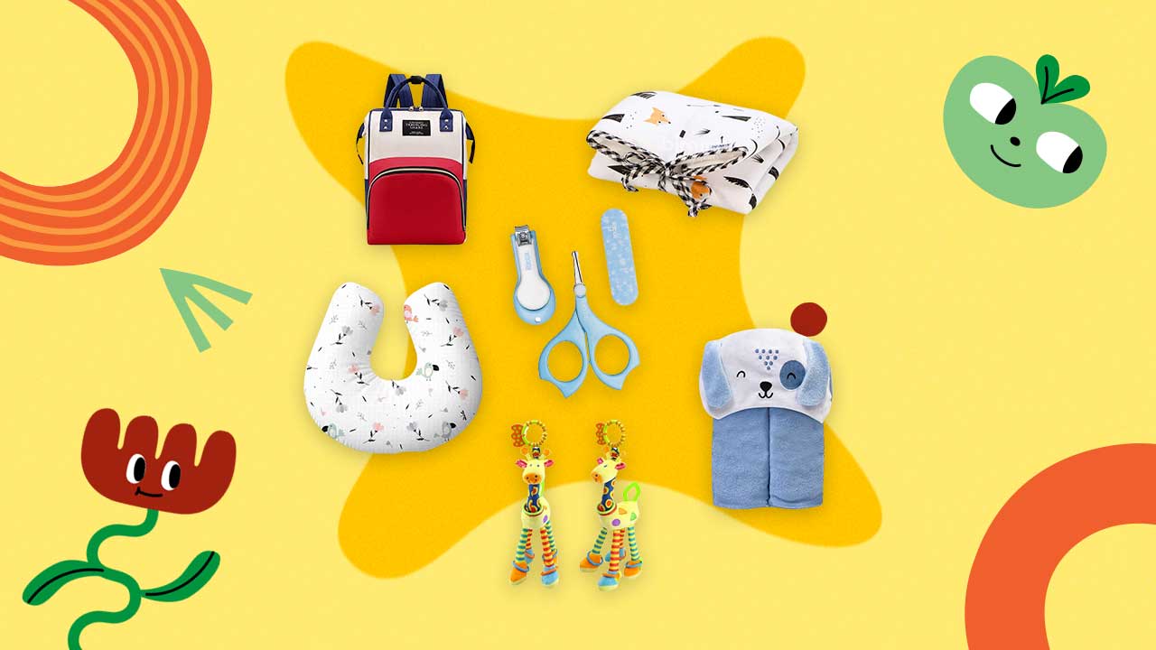 mochila de maternidade, kit de manicure para bebês, almofada de amamentação, chocalho, trocador portátil e toalha de banho infantil em um fundo colorido