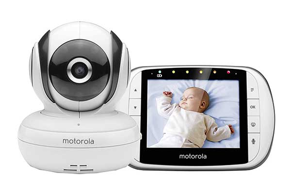 babá eletrônica com câmera pequena e redonda ao lado de monitor com bebê dormindo