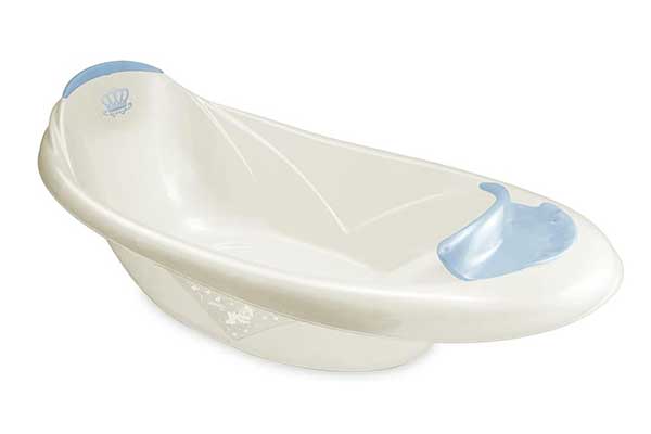 banheira infantil branca com detalhes em azul no encosto e na região dos pés