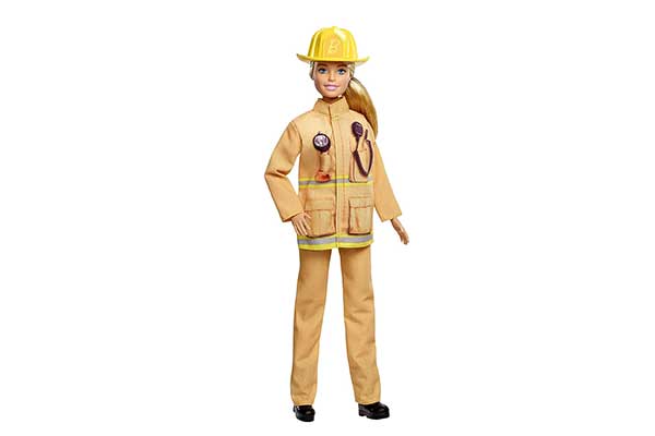 Barbie bombeira. Ela usa calça e blusa beges, além de um chapéu de proteção