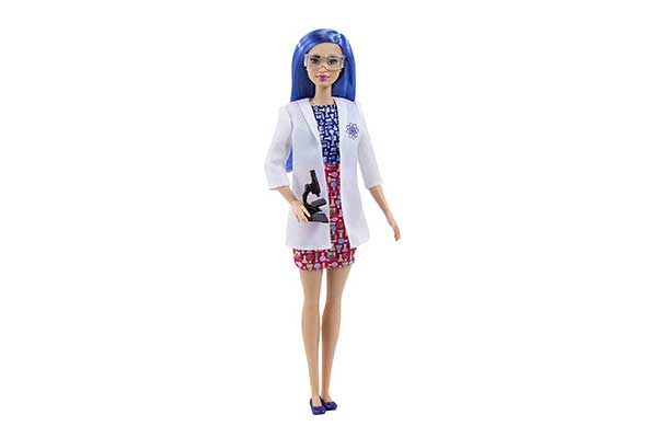 boneca Barbie vestida como uma cientista: de vestido com avental branco por cima, óculos e microscópio na mão
