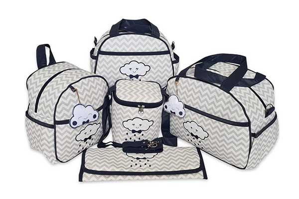 conjunto de maternidade formado por três bolsas grandes e arredondadas, uma frasqueira quadrada e um trocador portáril