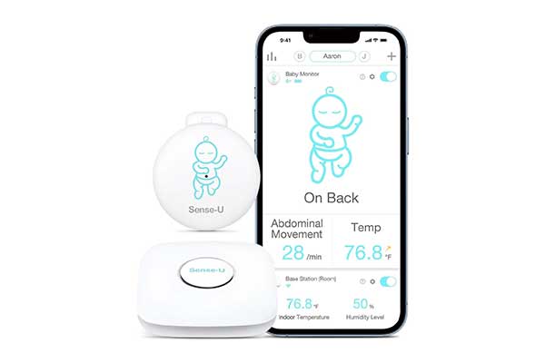 monitor de respiração ao lado de celular cuja tela mostra informações sobre a respiração de um bebê