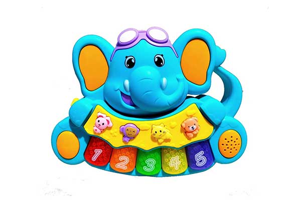 piano de brinquedo em formato de elefante, com teclas coloridas com numerais e outras em formato de bichinhos