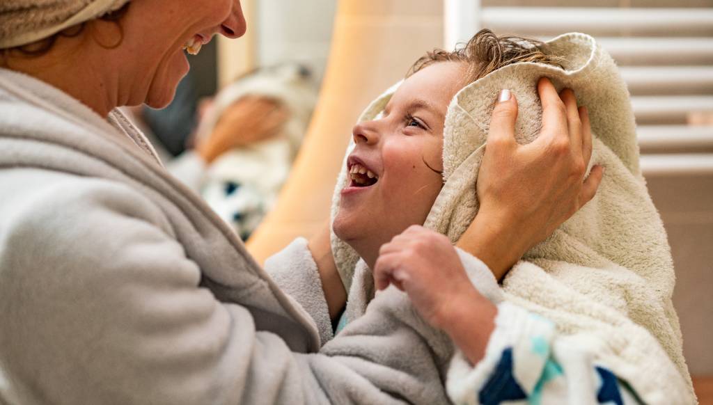 Dormir com o cabelo molhado faz mal para a saúde da criança?