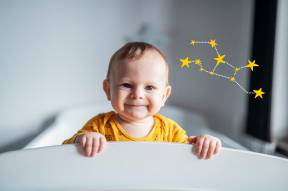 bebê sorrindo para a câmera com a ilustração de constelação do signo de VIRGEM