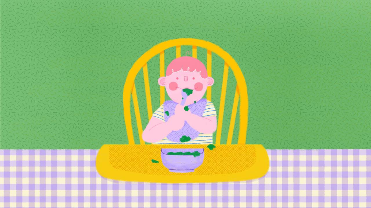 ilustração com fundo verde de bebê sentado na cadeirinha comendo papinha na introdução alimentar