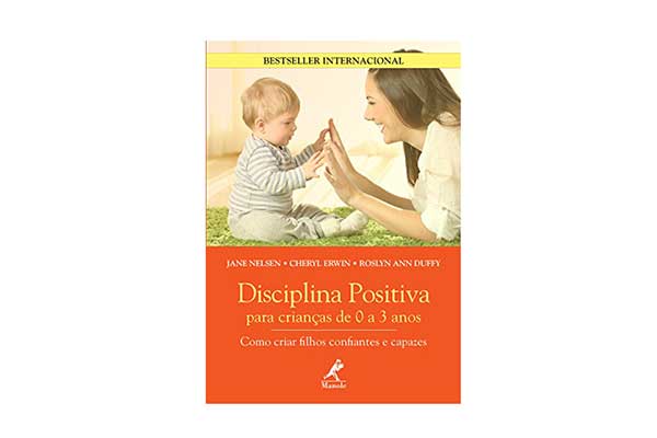 Disciplina-Positiva-para-Crianças-de-0-a-3-anos capa do livro Disciplina Positiva para Crianças de 0 a 3 anos, com a imagem de uma mulher abaixada, dando as mãos para um bebê