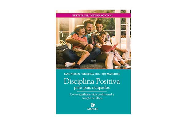 capa do livro Disciplina Positiva para Pais Ocupados: Como Equilibrar Vida Profissional e Criação de Filhos, com a imagem de dois adultos abraçados a duas crianças. Eles estão sentados e sorriem