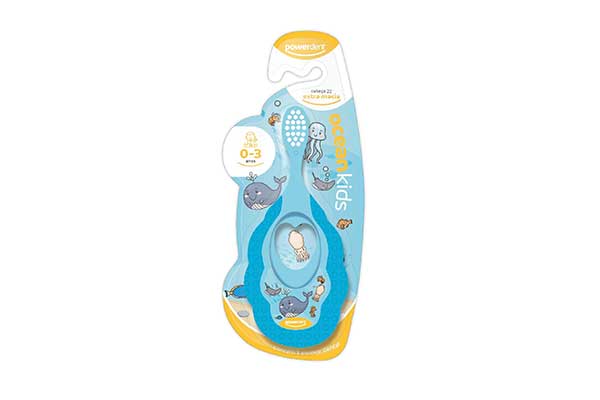 embalagem de escova de dente infantil azul, com cabo que forma um círculo, com um buraco no meio