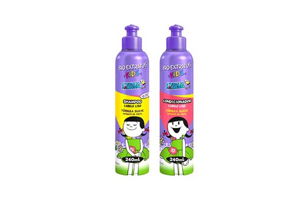 duas embalagens plásticas de shampoo e condicionador posicionadas lado a lado. Cada uma traz o desenho de uma menina sorrindo